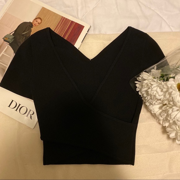 Aritzia Tops - ARITZIA babaton front criss cross crop top